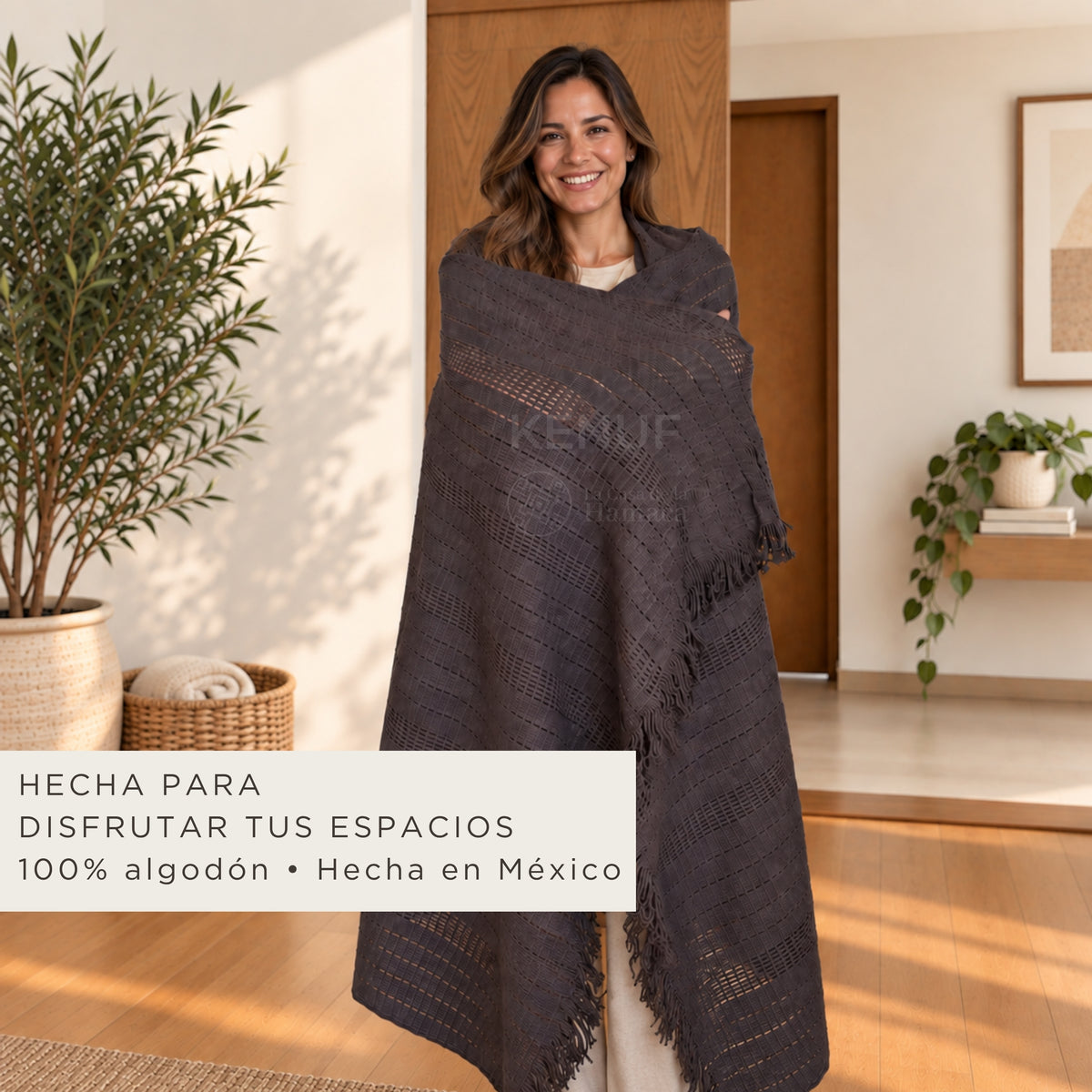 Persona cubierta con manta mexicana de algodón color café en interior