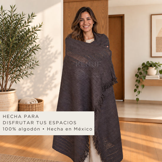 Persona cubierta con manta mexicana de algodón color café en interior