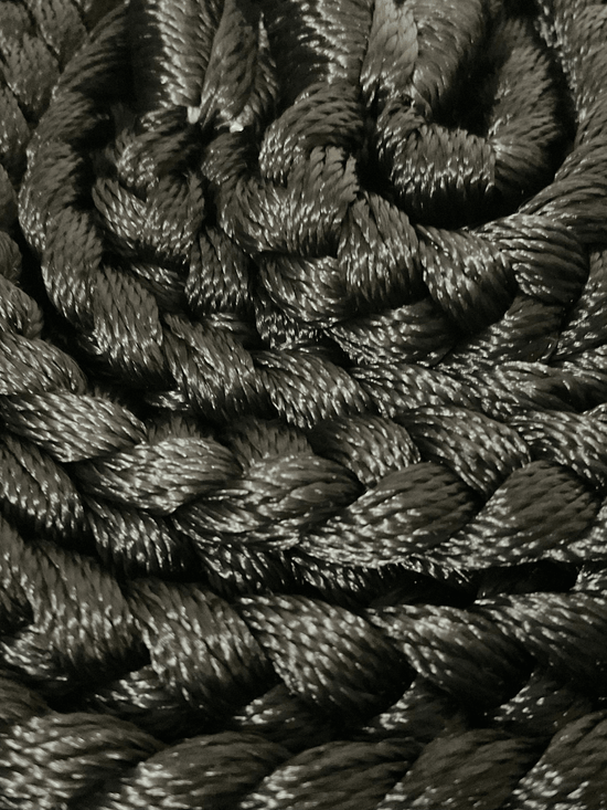 Detalle del trenzado y material del par de sogas yucatecas artesanales para hamaca en color negro