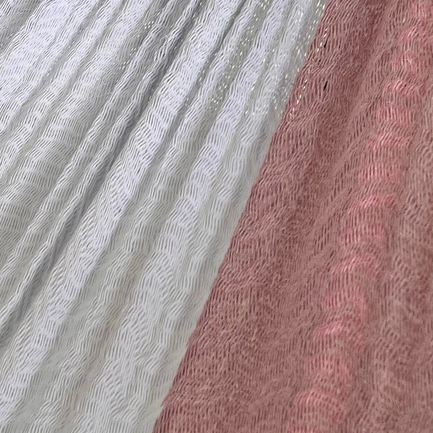 Detalle del tejido de algodón suave de la hamaca Yucateca artesanal rosa claro y blanco