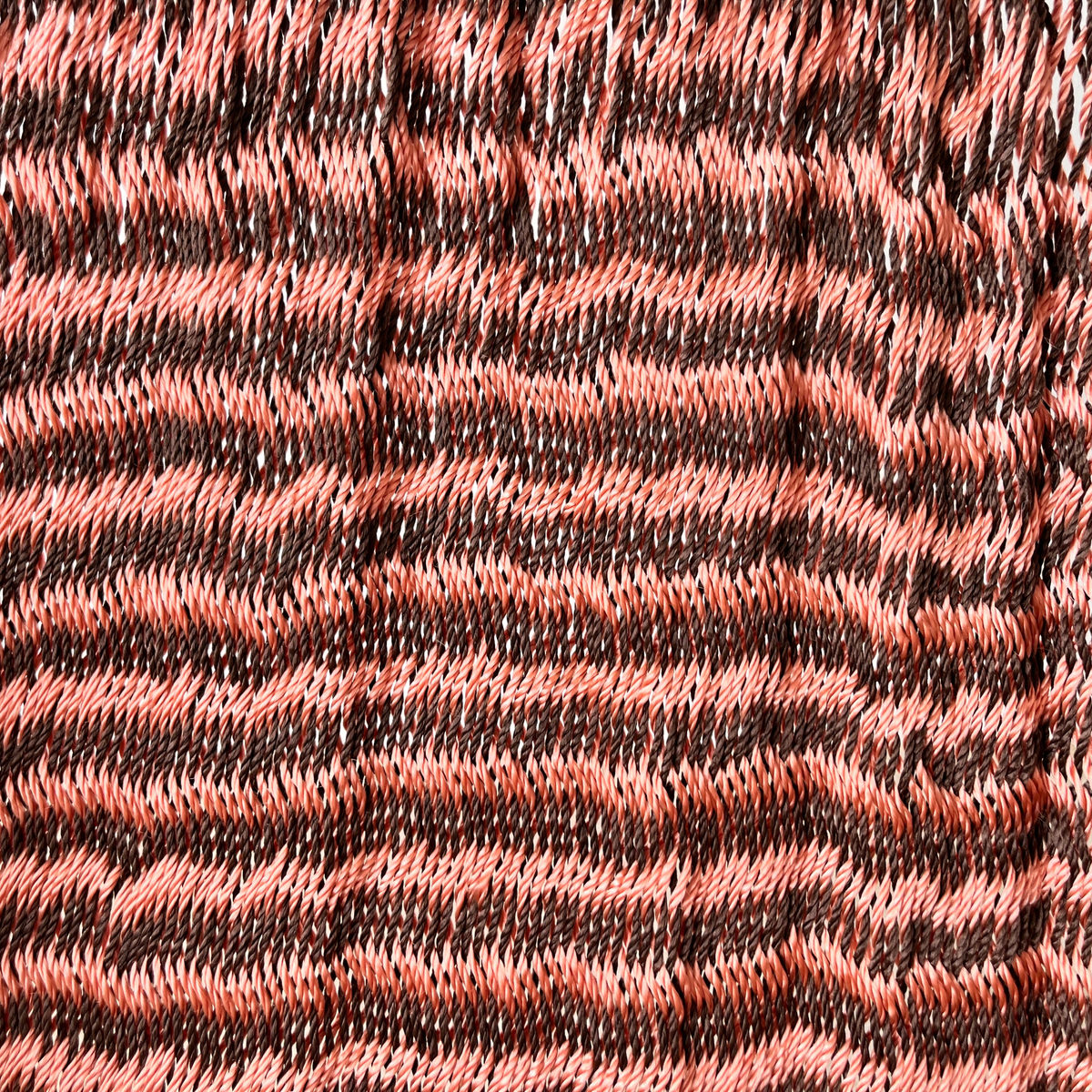 Detalle del tejido de nylon de la silla mecedora artesanal plegable coral