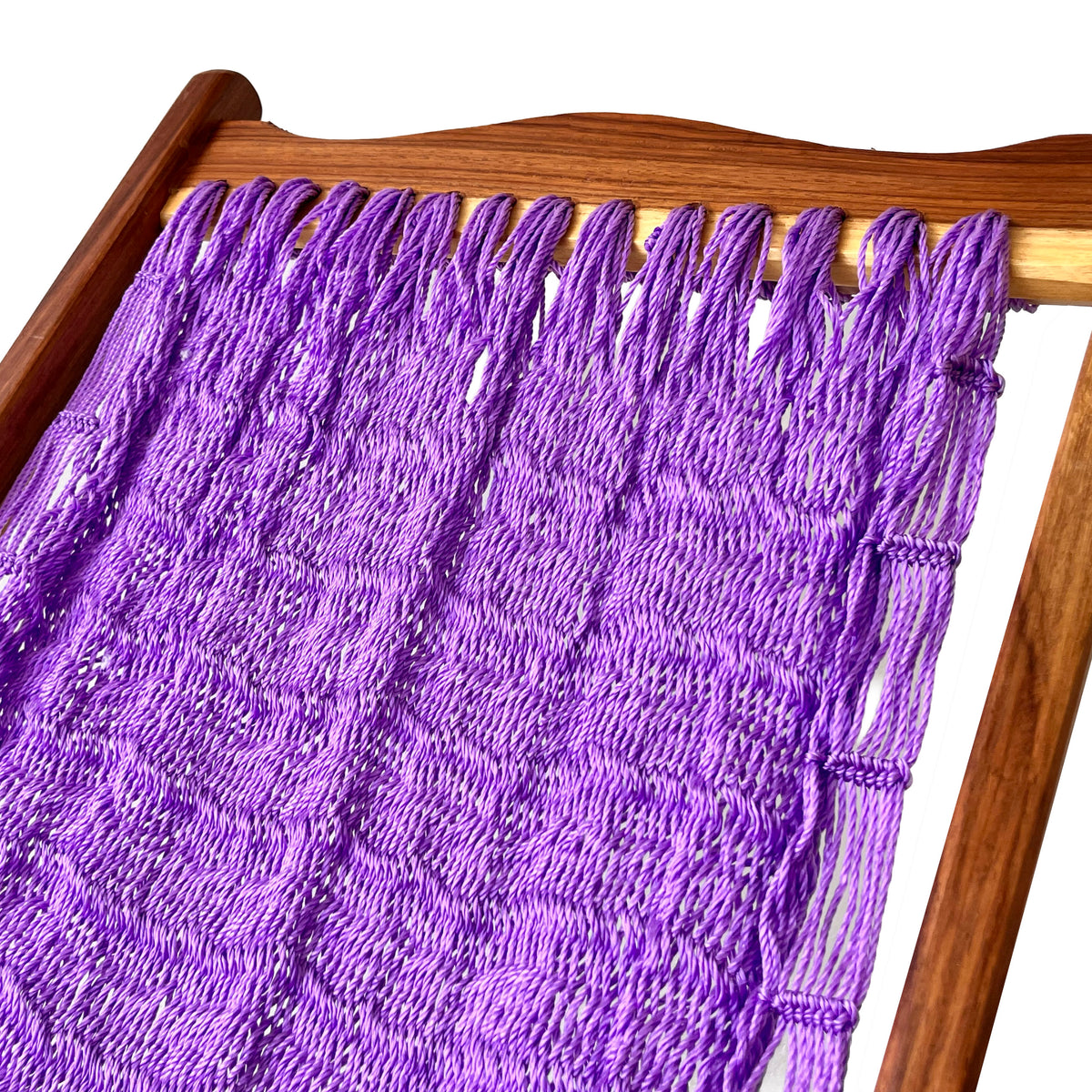 Detalle de la parte superior de silla mecedora artesanal plegable morada mostrando madera, unión y tejido de nylon