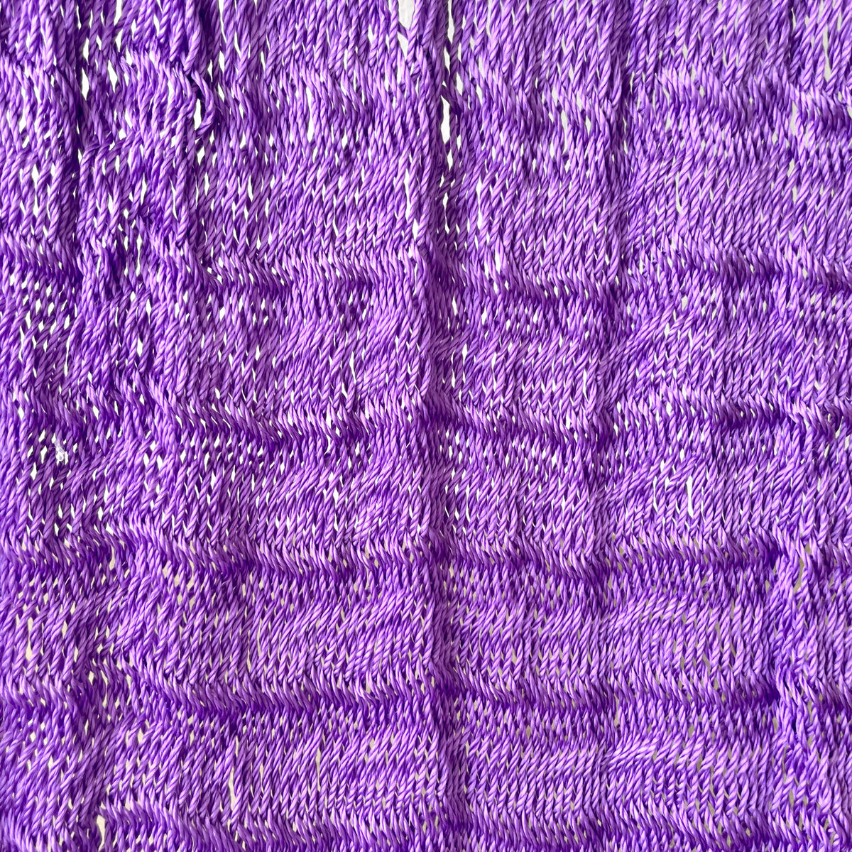 Detalle del tejido de nylon de la silla mecedora artesanal plegable morada