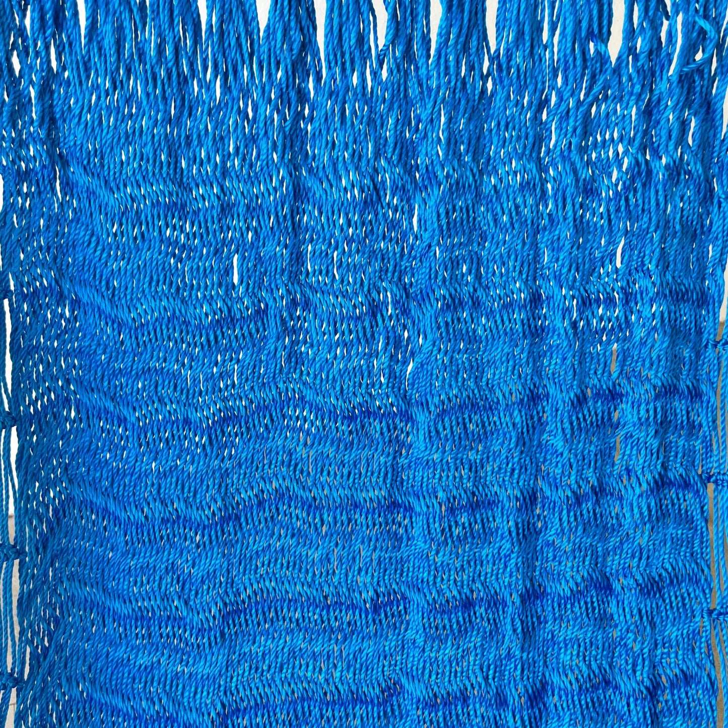 Detalle del tejido de nylon de silla mecedora artesanal plegable de Yucatán azul