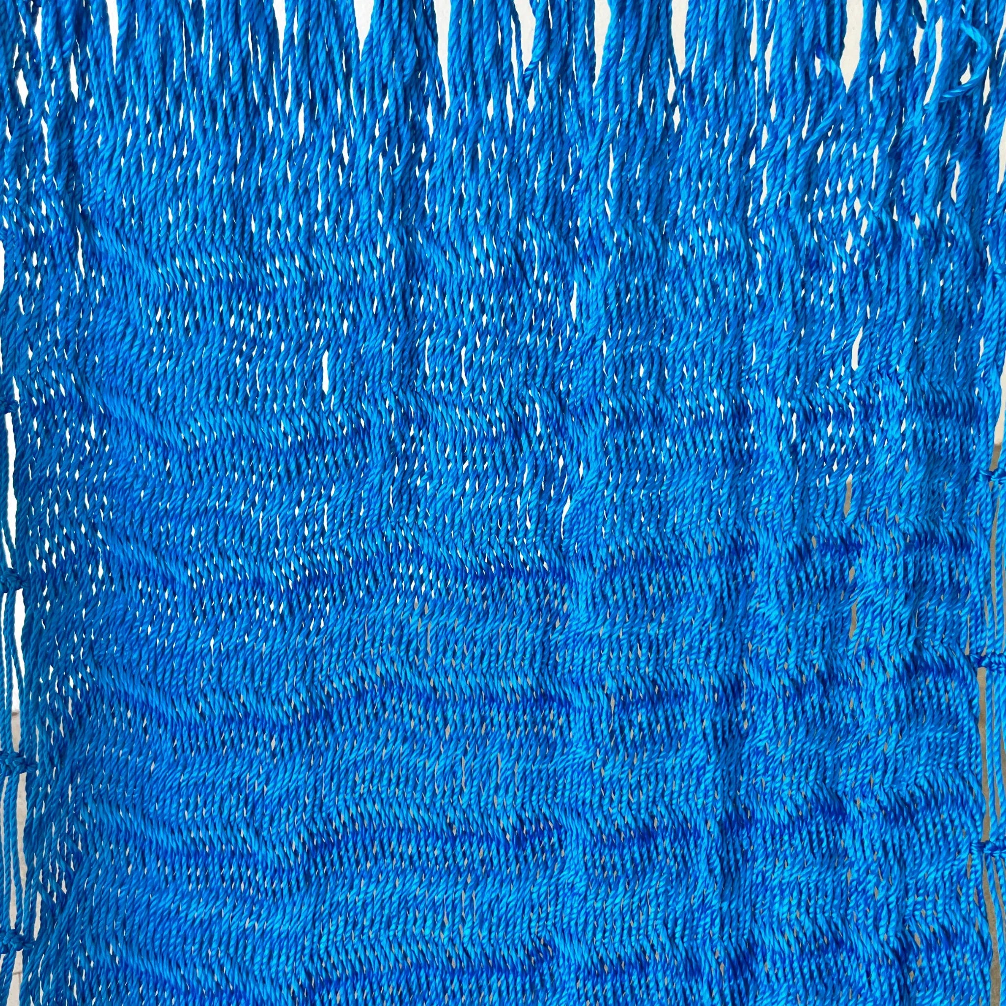 Detalle del tejido de nylon de silla mecedora artesanal plegable de Yucatán azul