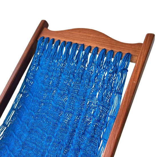 Detalle superior de silla mecedora artesanal plegable de Yucatán azul mostrando tejido y estructura de madera