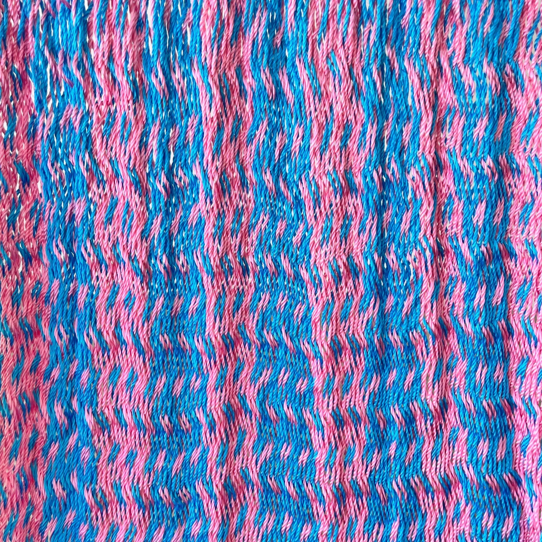 Detalle del tejido de nylon de silla mecedora artesanal plegable de Yucatán azul y rosa
