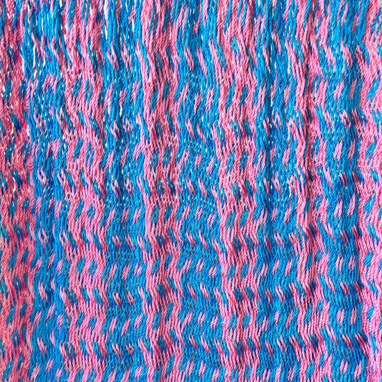 Detalle del tejido de nylon de silla mecedora artesanal plegable de Yucatán azul y rosa