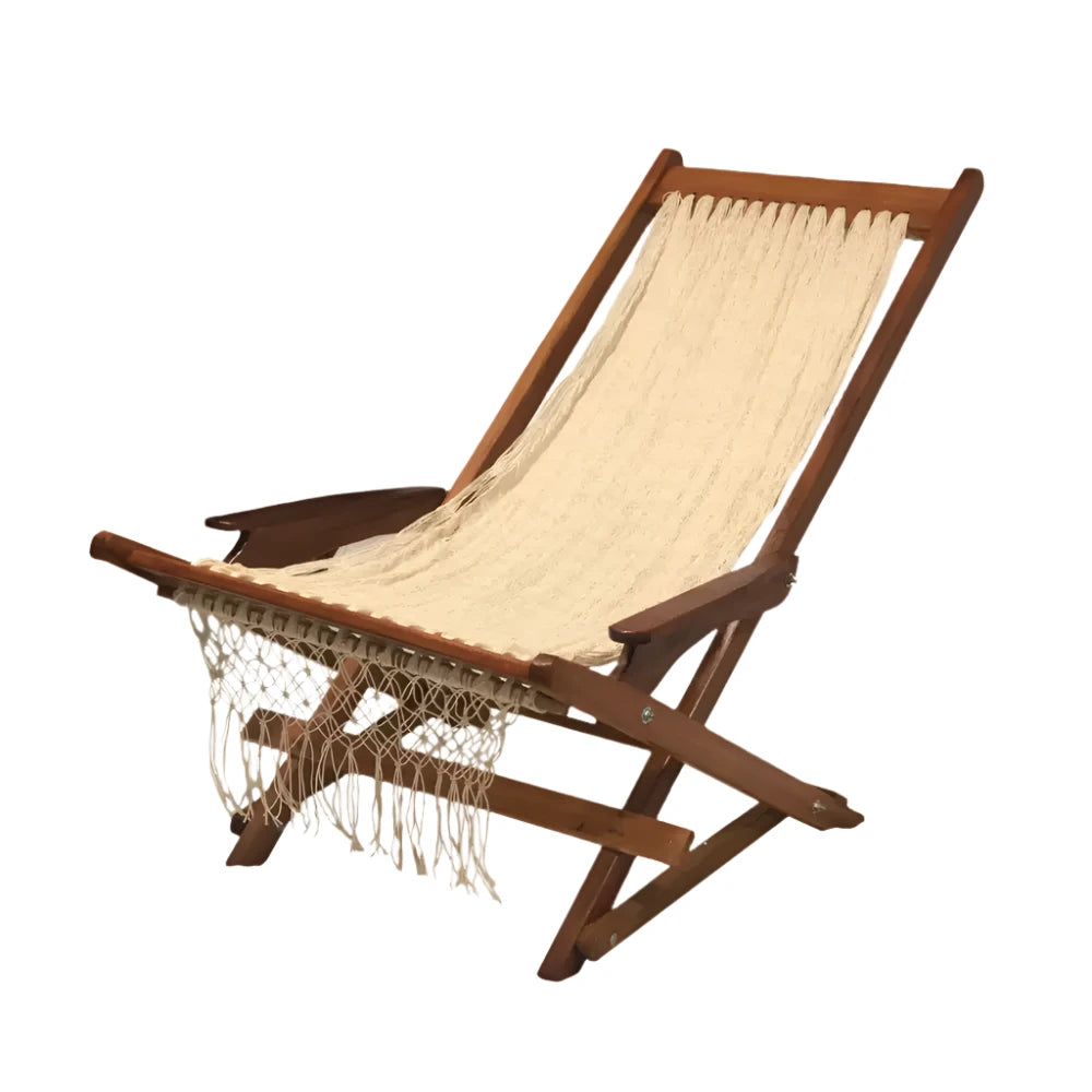 Silla mecedora artesanal plegable de Yucatán color beige abierta, vista ligeramente lateral sobre fondo blanco