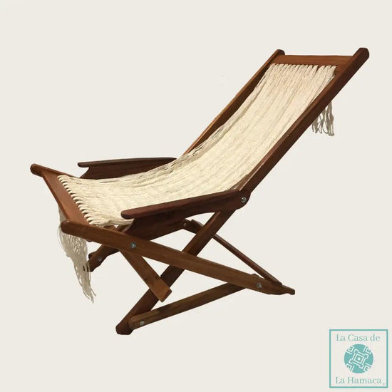 Silla mecedora artesanal plegable de Yucatán color beige en vista lateral cercana, mostrando estructura y tejido