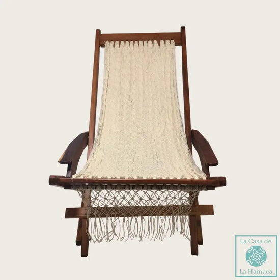Silla mecedora artesanal plegable de Yucatán color beige abierta, vista frontal completa