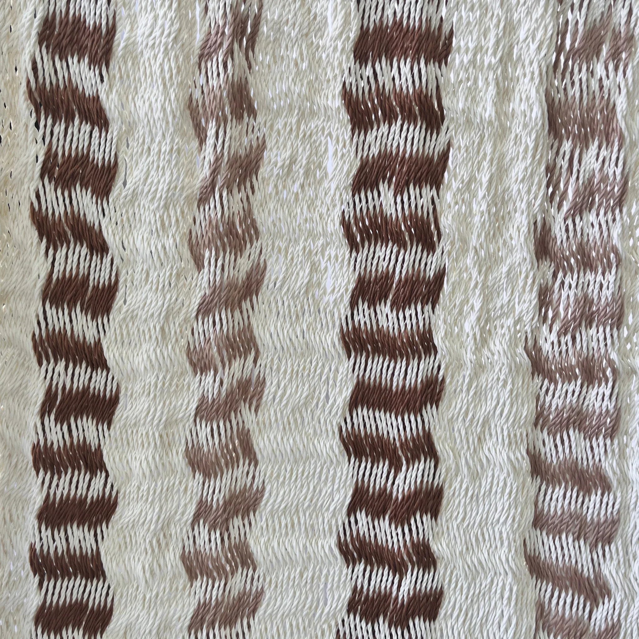 Detalle del tejido de nylon de silla mecedora artesanal plegable de Yucatán color beige y café