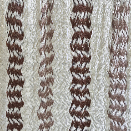 Detalle del tejido de nylon de silla mecedora artesanal plegable de Yucatán color beige y café