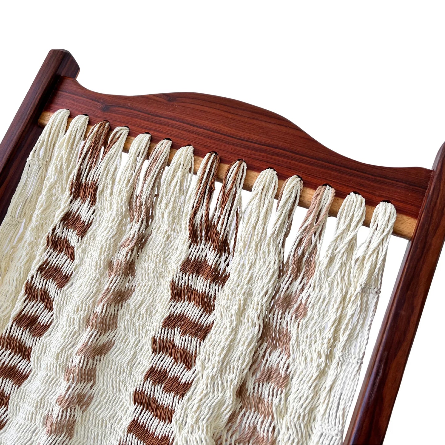 Detalle superior de silla mecedora artesanal plegable de Yucatán beige y café mostrando tejido y estructura de madera