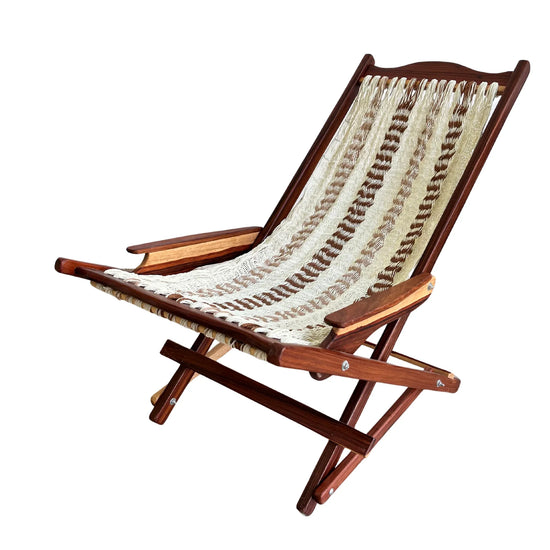 Silla mecedora artesanal plegable de Yucatán beige y café abierta vista desde el lado izquierdo