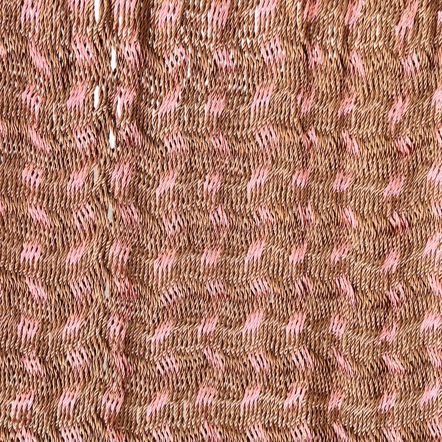 Detalle del tejido de nylon de silla mecedora artesanal plegable de Yucatán color café y rosa