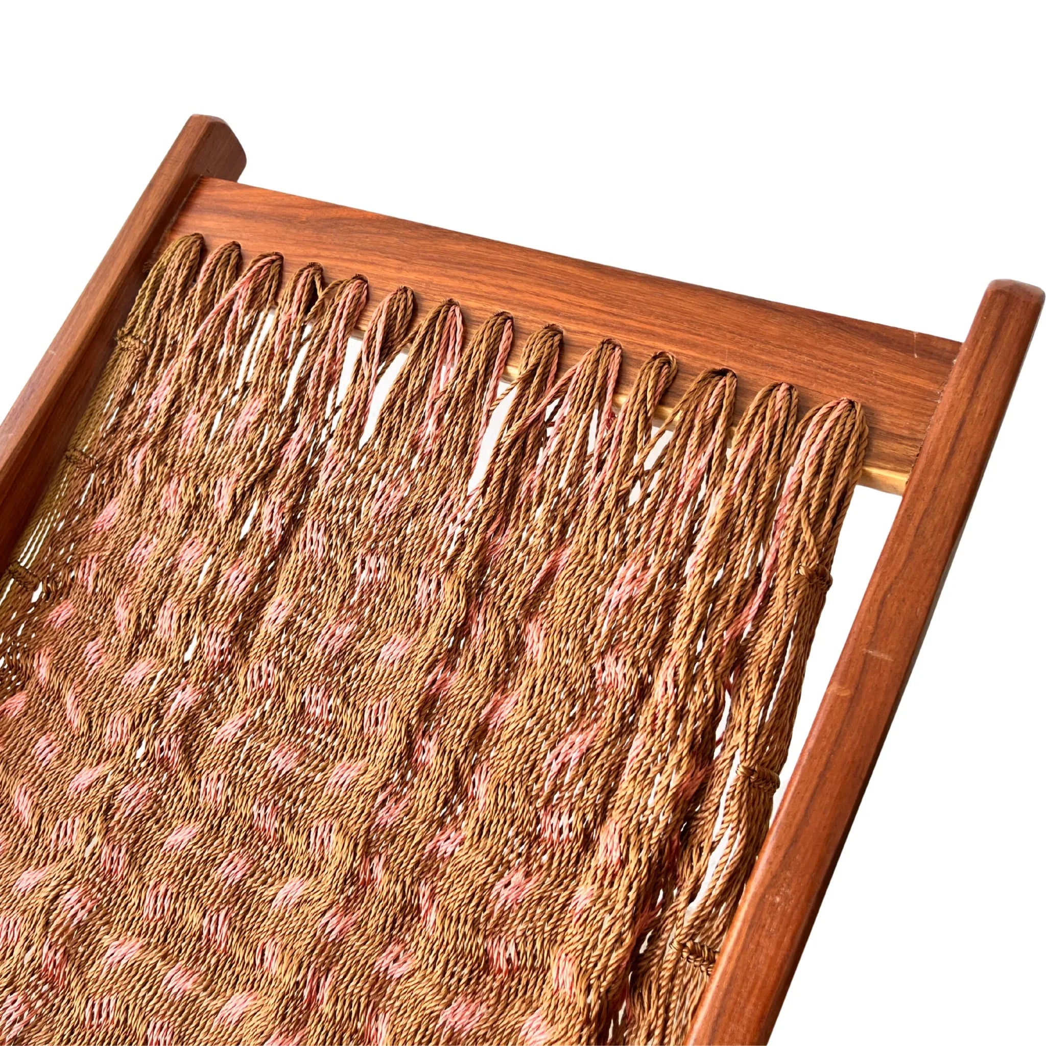 Detalle superior de silla mecedora artesanal plegable de Yucatán café y rosa mostrando tejido y estructura de madera