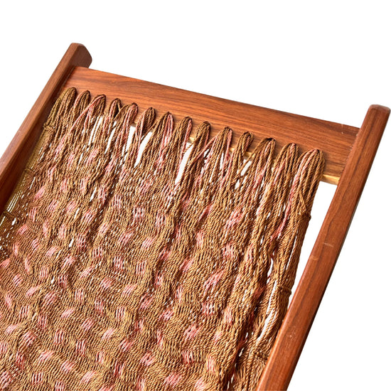 Detalle superior de silla mecedora artesanal plegable de Yucatán café y rosa mostrando tejido y estructura de madera