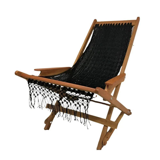 Silla mecedora artesanal plegable de Yucatán color negro abierta, vista ligeramente lateral sobre fondo blanco