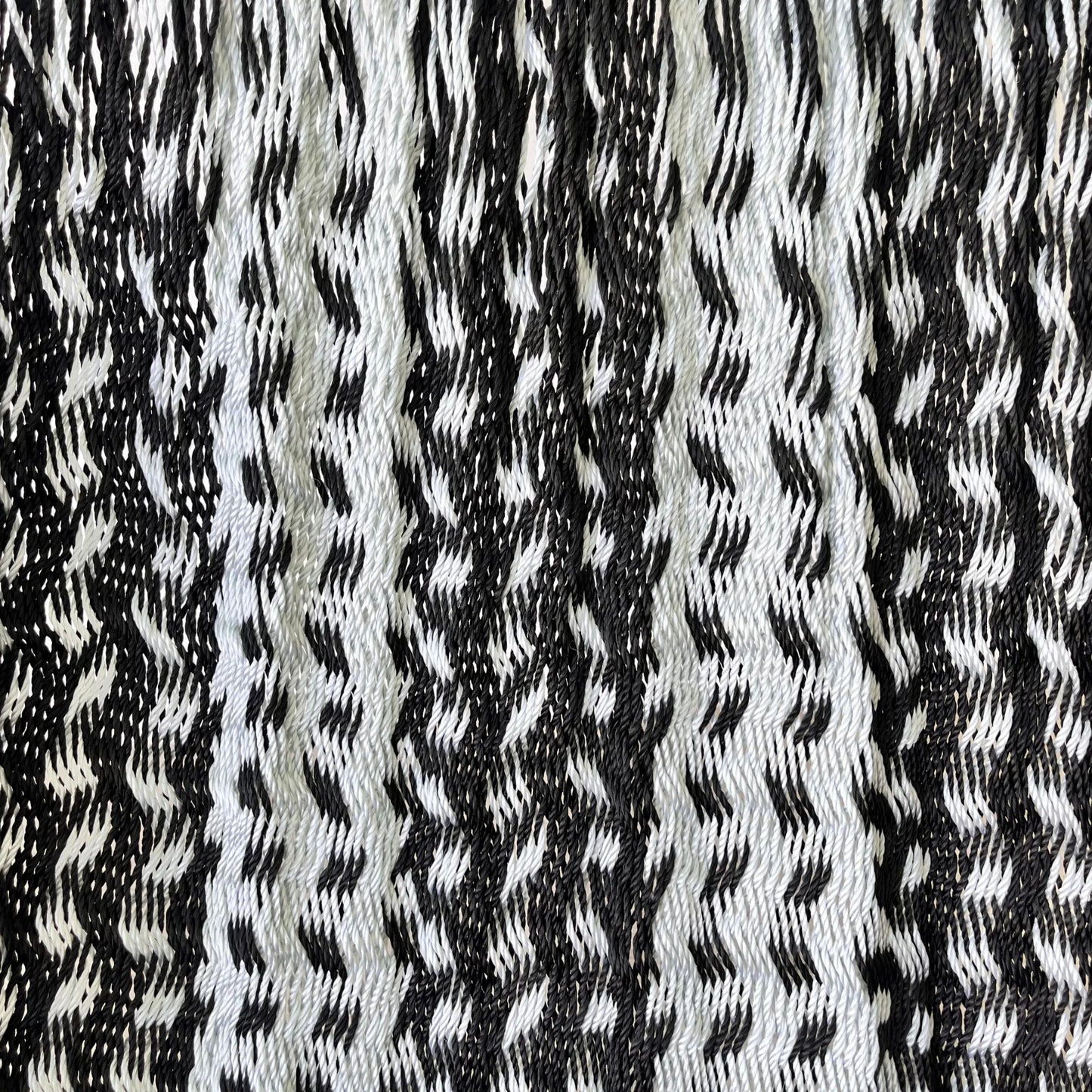 Detalle del tejido de nylon de silla mecedora artesanal plegable de Yucatán negra y gris