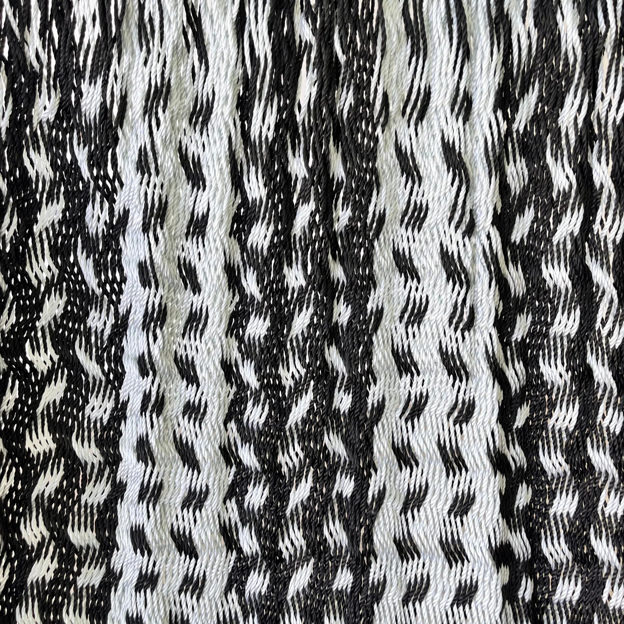 Detalle del tejido de nylon de silla mecedora artesanal plegable de Yucatán negra y gris