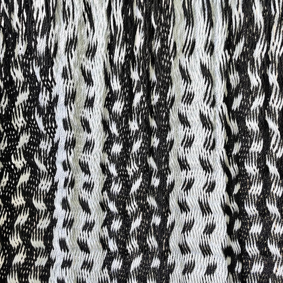 Detalle del tejido de nylon de silla mecedora artesanal plegable de Yucatán negra y gris