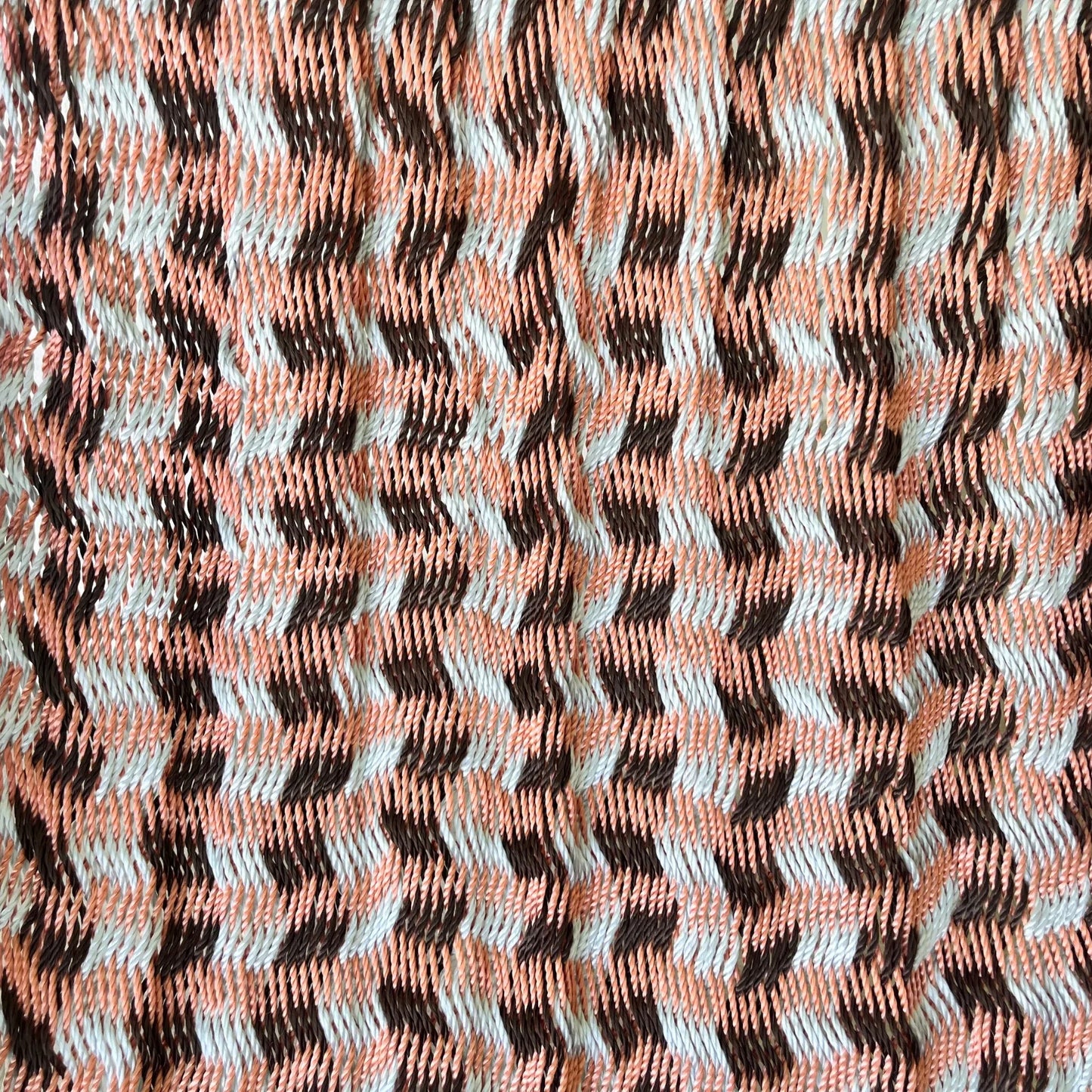 Detalle del tejido de nylon de silla mecedora artesanal plegable de Yucatán tricolor gris, rosa y café