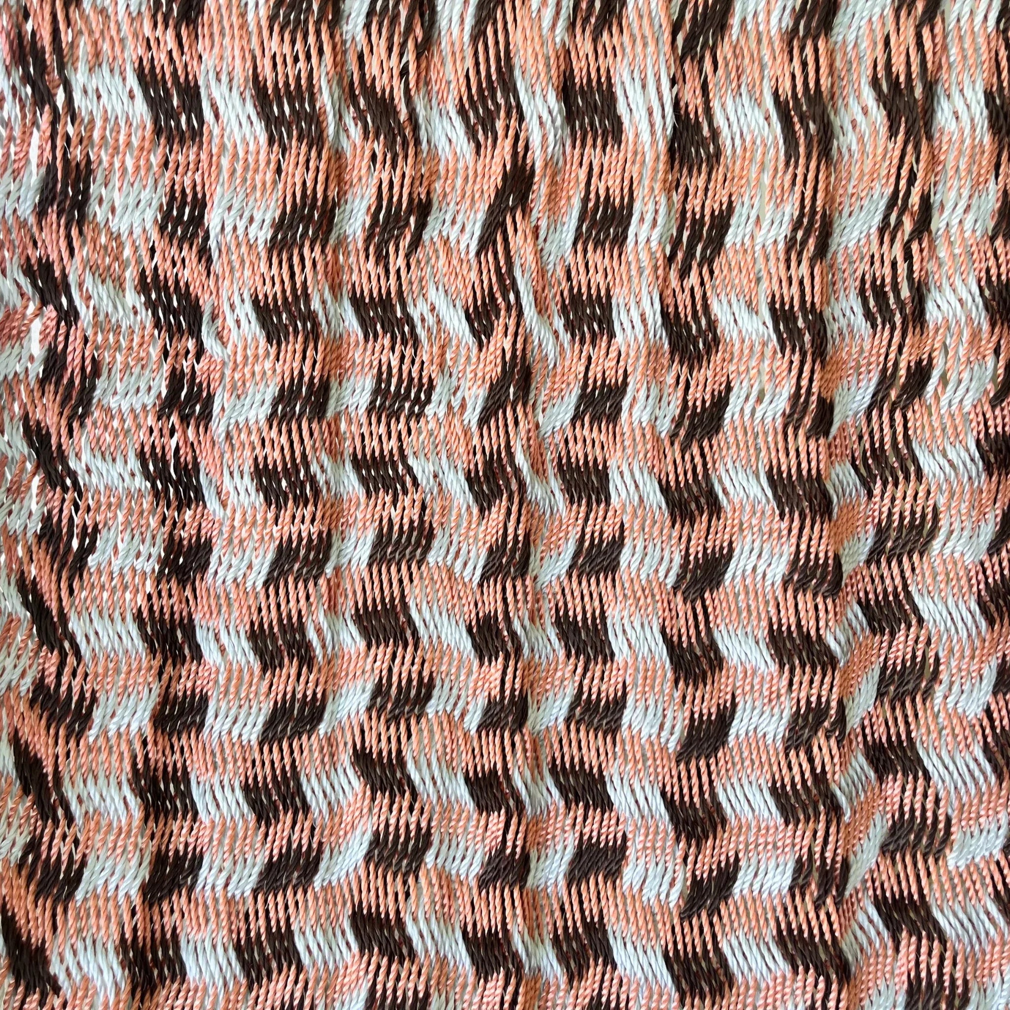 Detalle del tejido de nylon de silla mecedora artesanal plegable de Yucatán tricolor gris, rosa y café