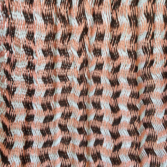 Detalle del tejido de nylon de silla mecedora artesanal plegable de Yucatán tricolor gris, rosa y café