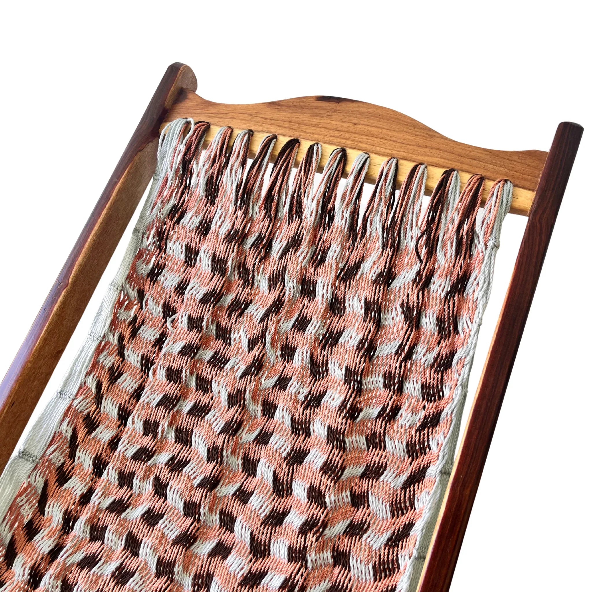 Detalle superior de silla mecedora artesanal plegable de Yucatán tricolor gris, rosa y café mostrando tejido y estructura de madera