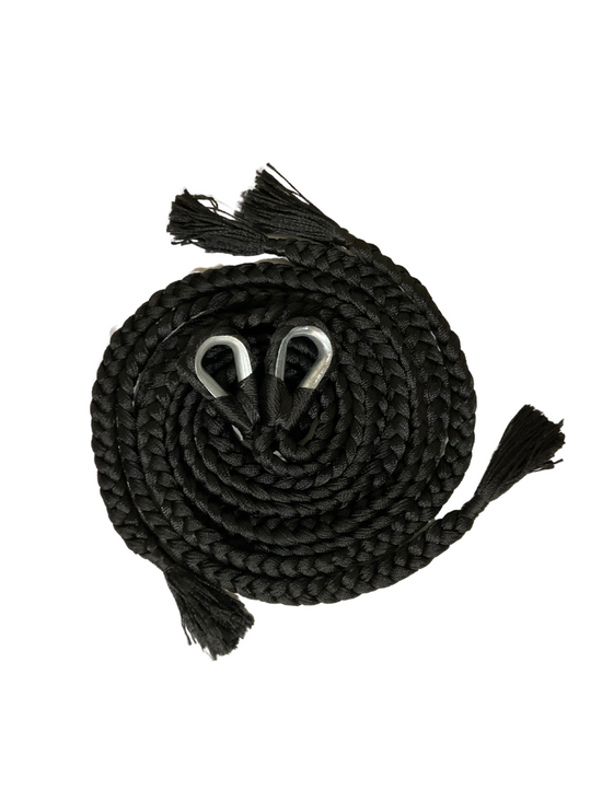 Sogas negras del kit de instalación para hamaca sobre fondo blanco