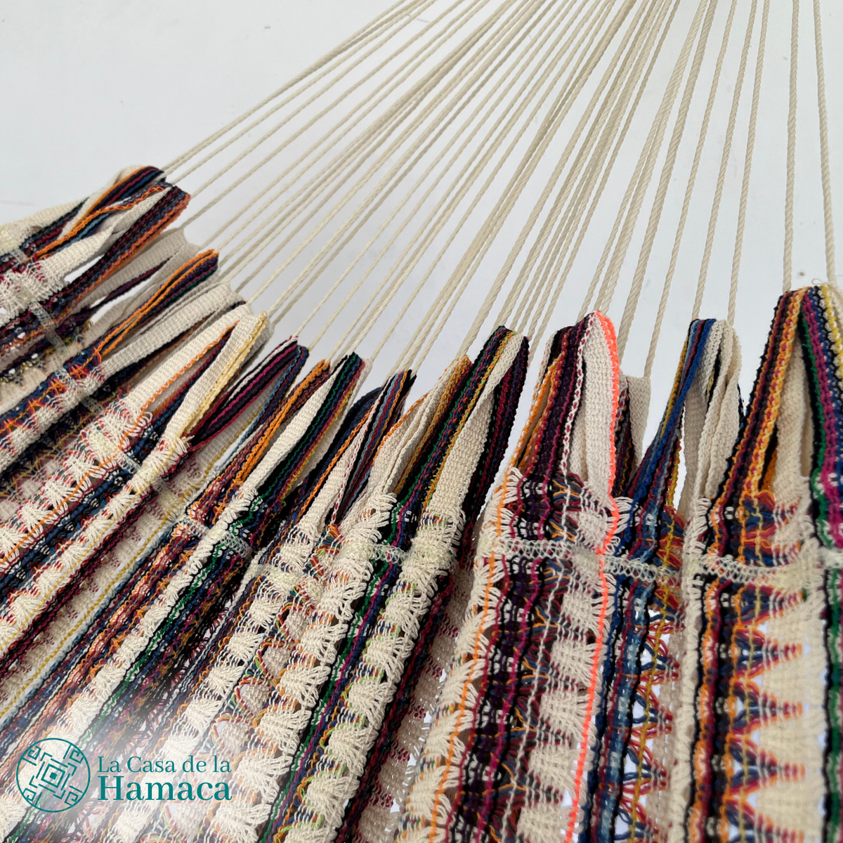 Detalle de unión entre cuerpo tejido y brazo de hamaca Mexicana de algodón King Size colorida