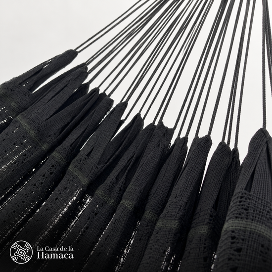 Detalle de unión entre cuerpo tejido y brazo de hamaca Mexicana de algodón King Size negro