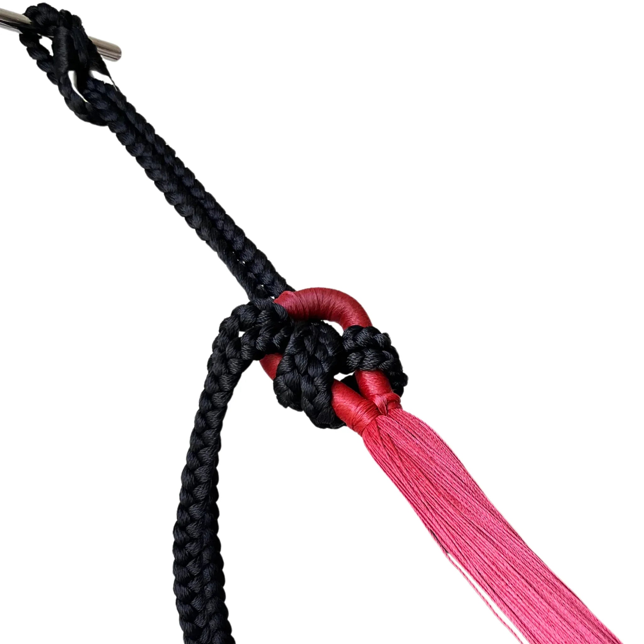 Cuerda de nylon negra artesanal con nudo unida al brazo de una hamaca mostrando más tramo de la cuerda