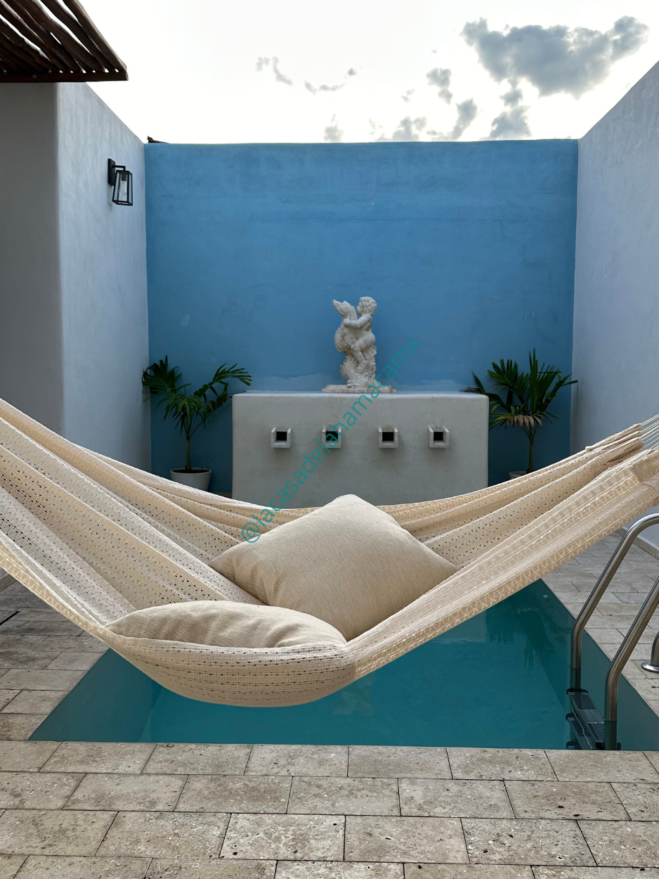 Hamaca mexicana king size de algodón beige en terraza con cojines