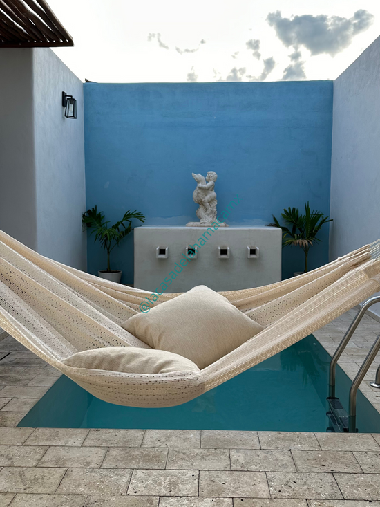 Hamaca mexicana king size de algodón beige en terraza con cojines